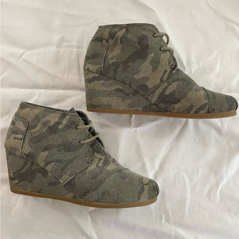 TOMS Camo Wedge Womens 10